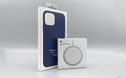 iPhone12硅胶手机壳以及MagSafe磁吸充电器